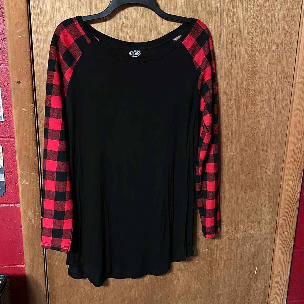 Buffalo Plaid sleeves.. black middle tunic style shirt.